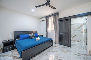 Standard Room, 1 King Bed | Down comforters, in-room safe, desk, laptop workspace - Oz Hotel & Sports Bar (Jacó)