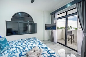 Signature Room, 1 King Bed, Balcony | Beach/ocean view