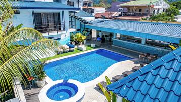 Hồ bơi ngoài trời, ghế dài tắm nắng