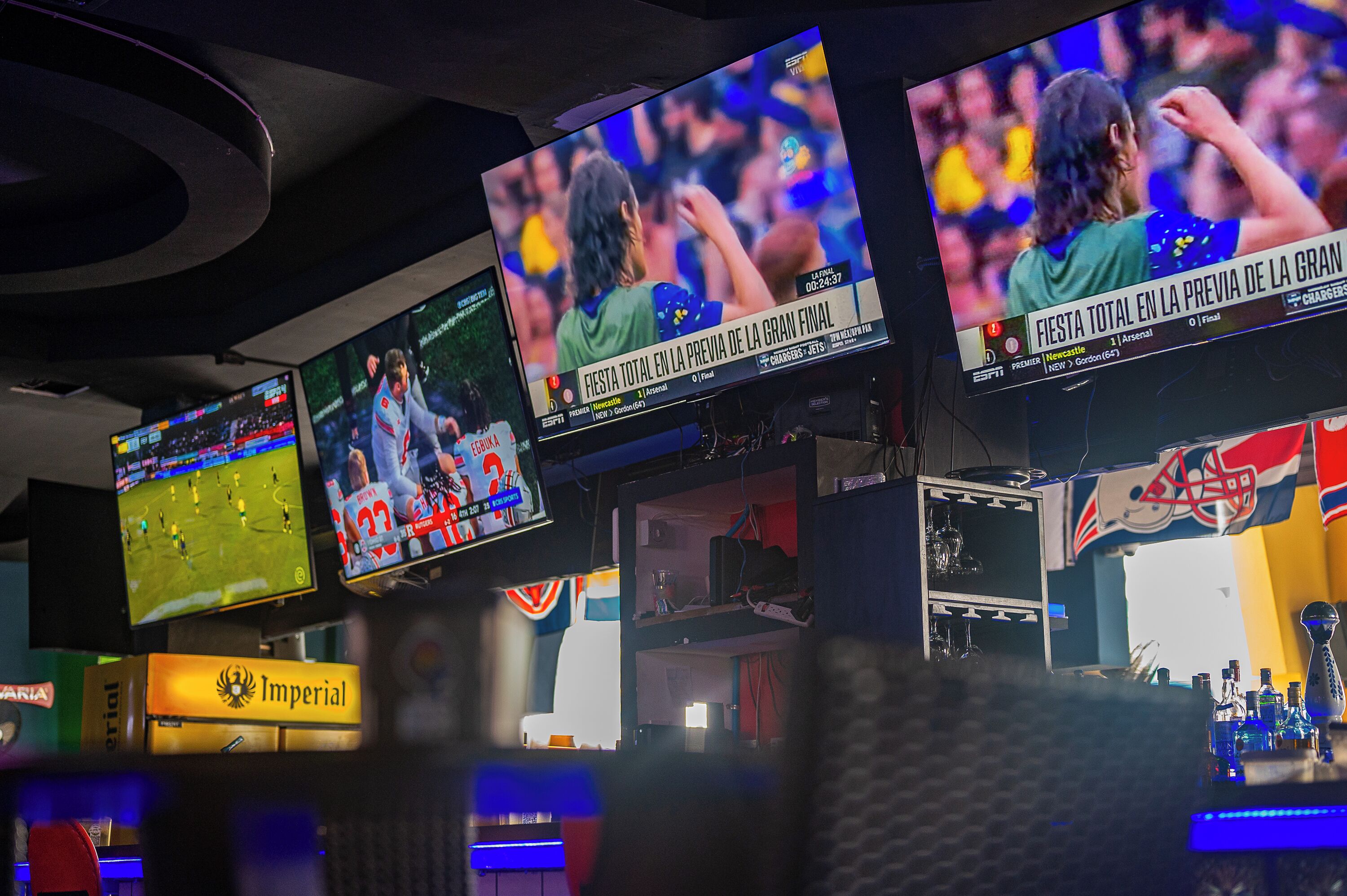 poolside views, serves breakfast, lunch and dinner