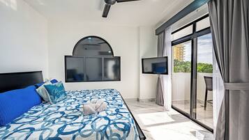 Phòng có thiết kế đặc trưng, 1 giường cỡ king, ban công | Chăn bông, két bảo mật tại phòng, bàn