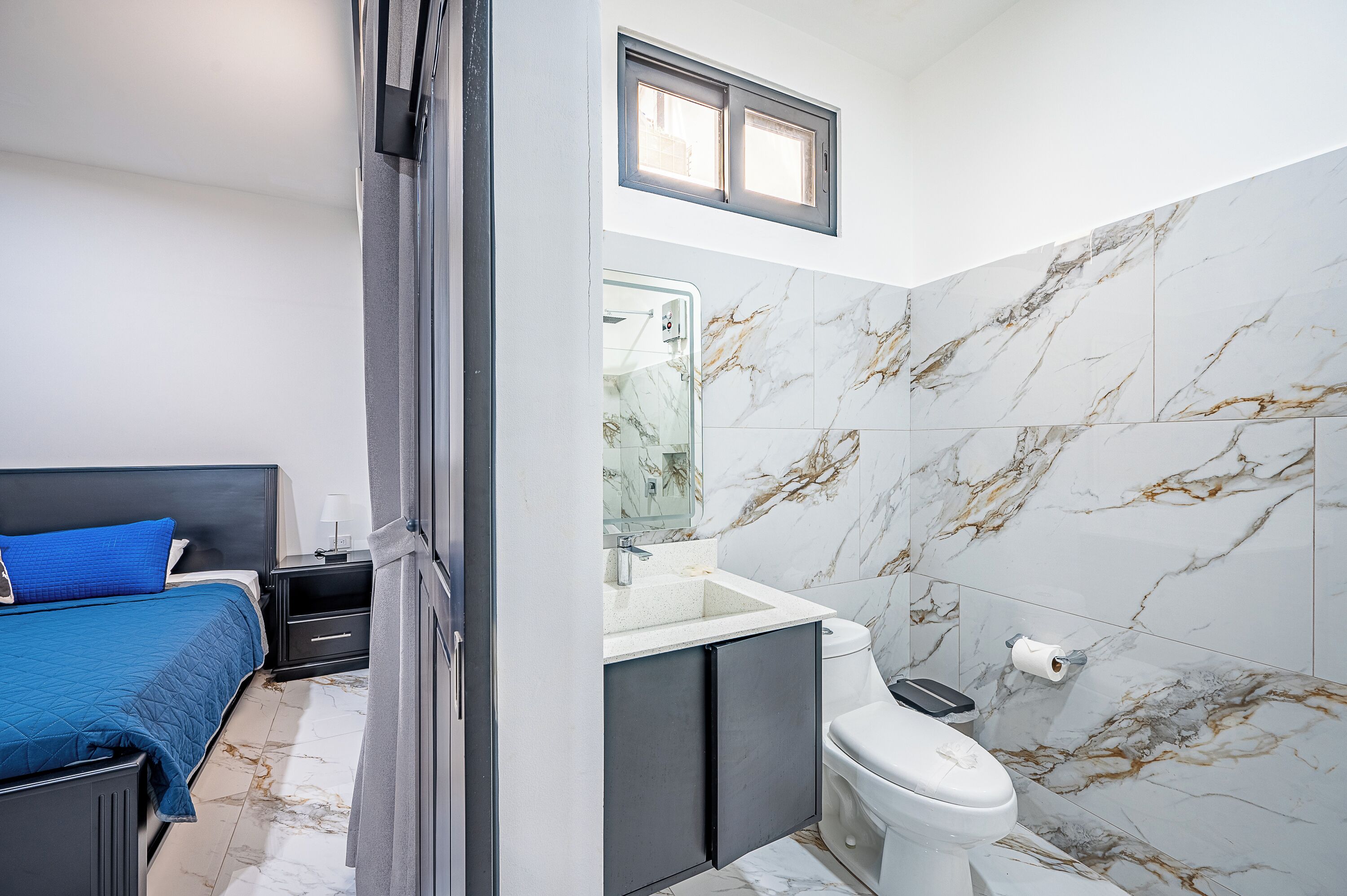 standard room, 1 king bed | bathroom | shower, towels, soap, shampoo