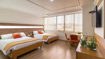 Deluxe Queen Room with Two Queen Beds | Untuvapeitot, tallelokero huoneessa, yksilöllisesti kalustettu, työpöytä