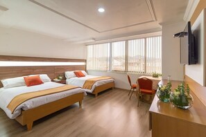 Deluxe Queen Room with Two Queen Beds | Untuvapeitot, tallelokero huoneessa, yksilöllisesti kalustettu, työpöytä