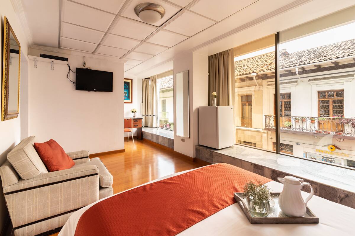 Budget Double Room | Gebar bulu kapas, peti besi dalam bilik