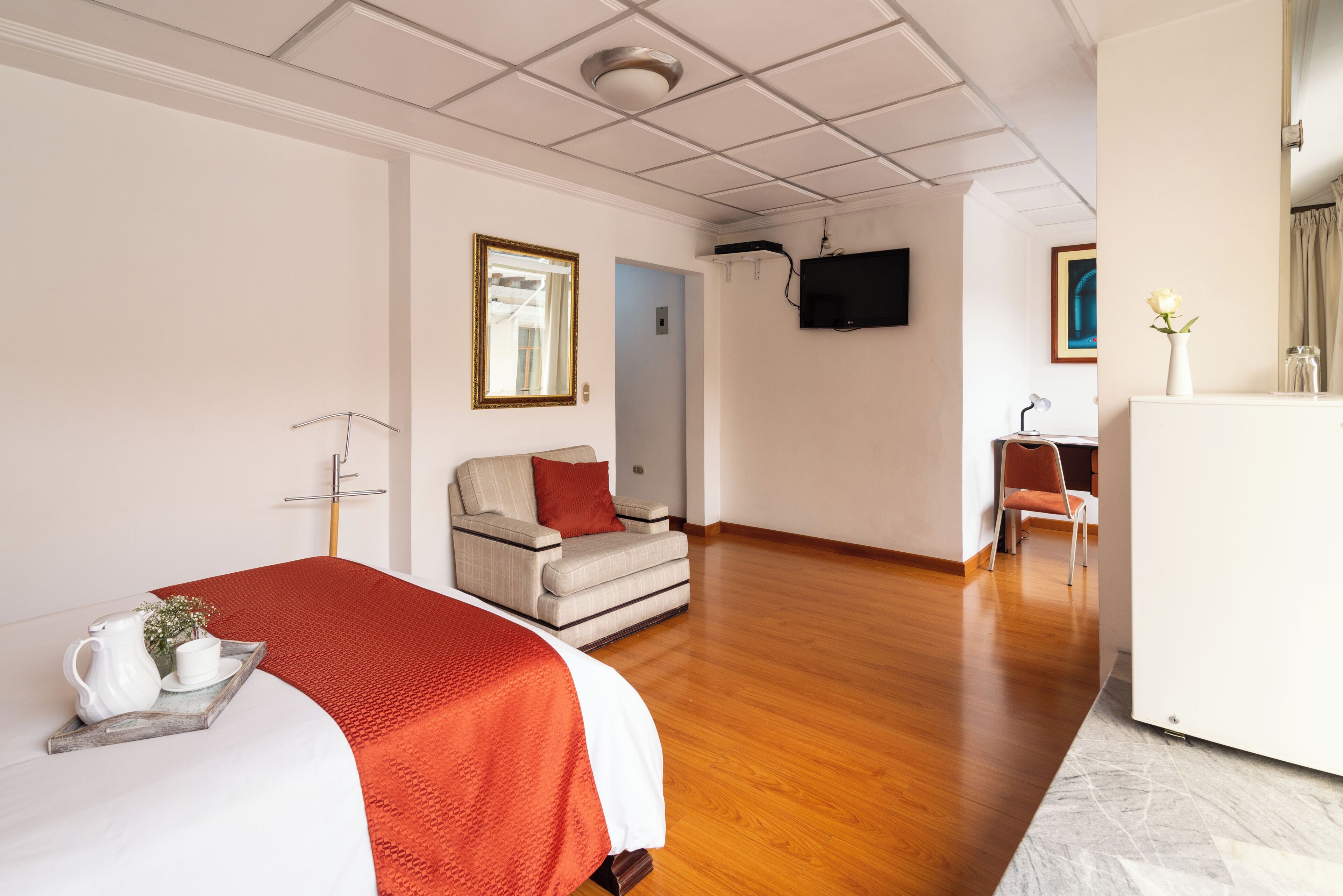 Budget Double Room | Untuvapeitot, tallelokero huoneessa, yksilöllisesti kalustettu, työpöytä