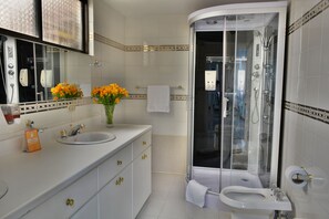 Hiustenkuivaaja, pyyhkeet, saippua, sampoo