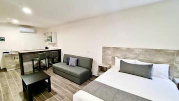 Deluxe Suite | 1 bedroom, desk, free WiFi, bed sheets