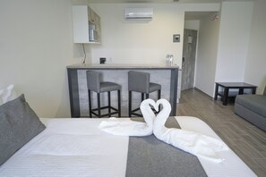 Deluxe Suite | Desk, free WiFi, bed sheets - SR Hotel (Zapopan)