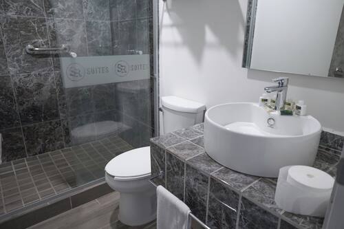 Deluxe suite | Badkamer | Een douche, designer toiletartikelen, een haardroger, handdoeken