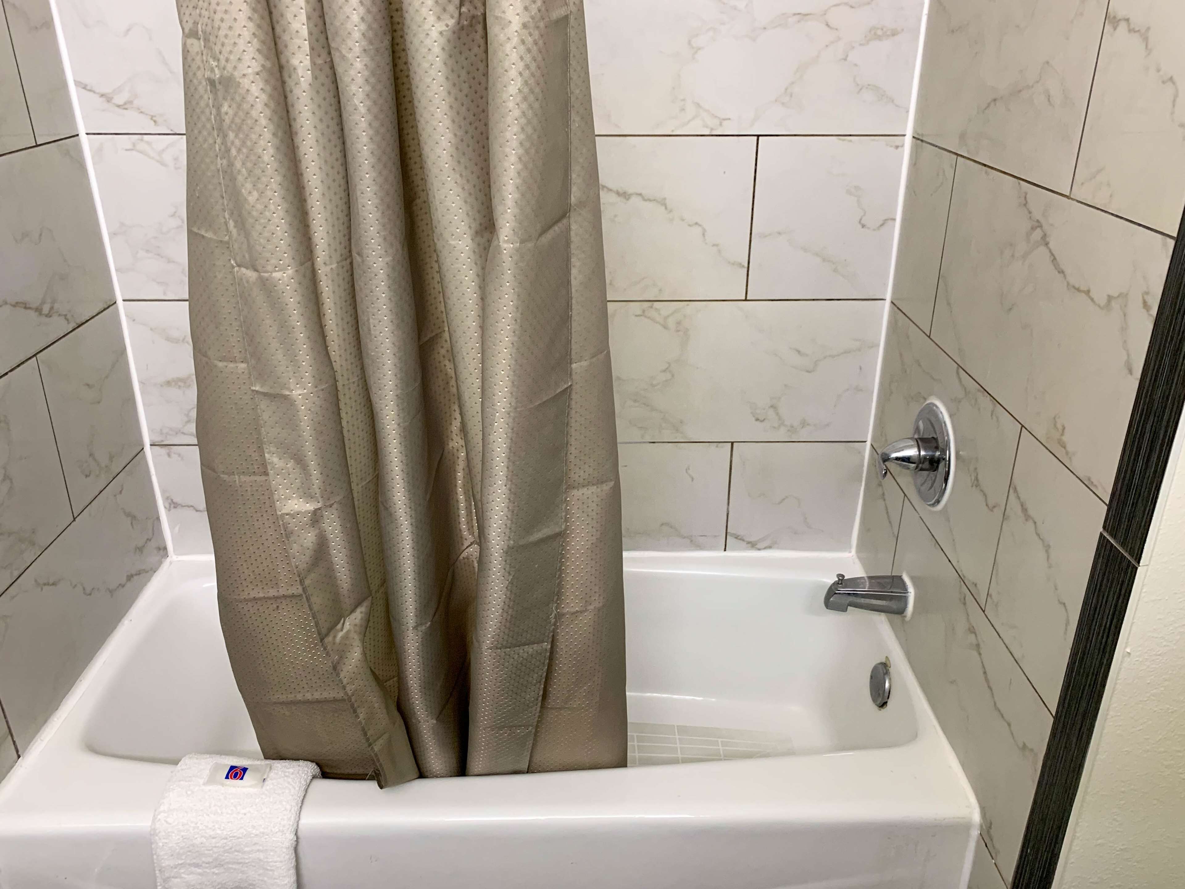 Deep-soaking bathtub