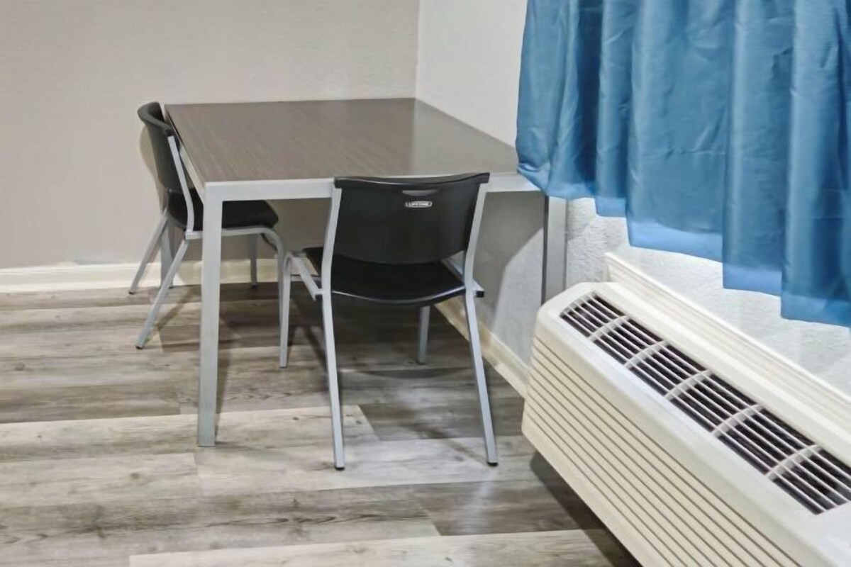 1 King Bed | Mobil Access Tub Nsmk Micfridg