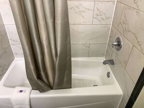 Deep-soaking bathtub - Motel 6 Houston, TX - Hwy 249 and Fallbrook (Houston)