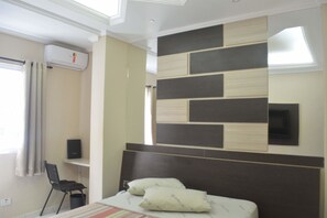 Minibar, coffres-forts dans les chambres, bureau, rideaux occultants