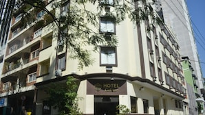 Un hotel amb un cartell que diu "HOTEL Calscar" a l'entrada.
