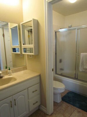 Room, 3 Bedrooms, Kitchen, Ocean View | Bathroom - 3 Bedroom Duplex with Ocean View (Newport Beach)
