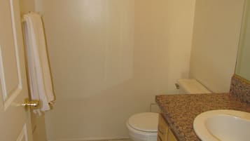 Duplex, 3 quartos | Banheiro | Chuveiro/banheira combinados, toalhas de banho