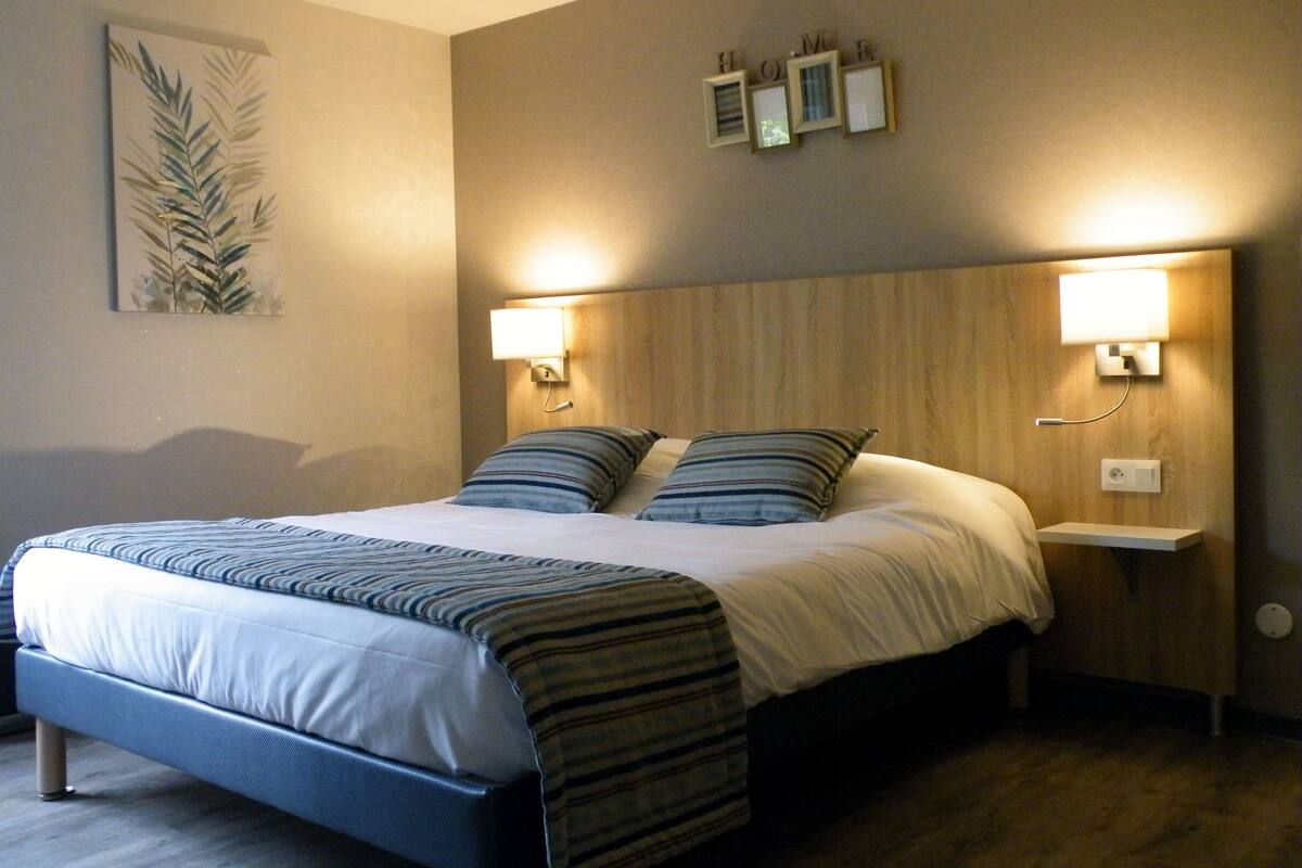 Premium bedding, desk, iron/ironing board, cots/infant beds