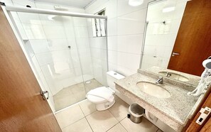 Habitación superior con 2 camas individuales | Baño | Ducha, artículos de higiene personal gratuitos y toallas