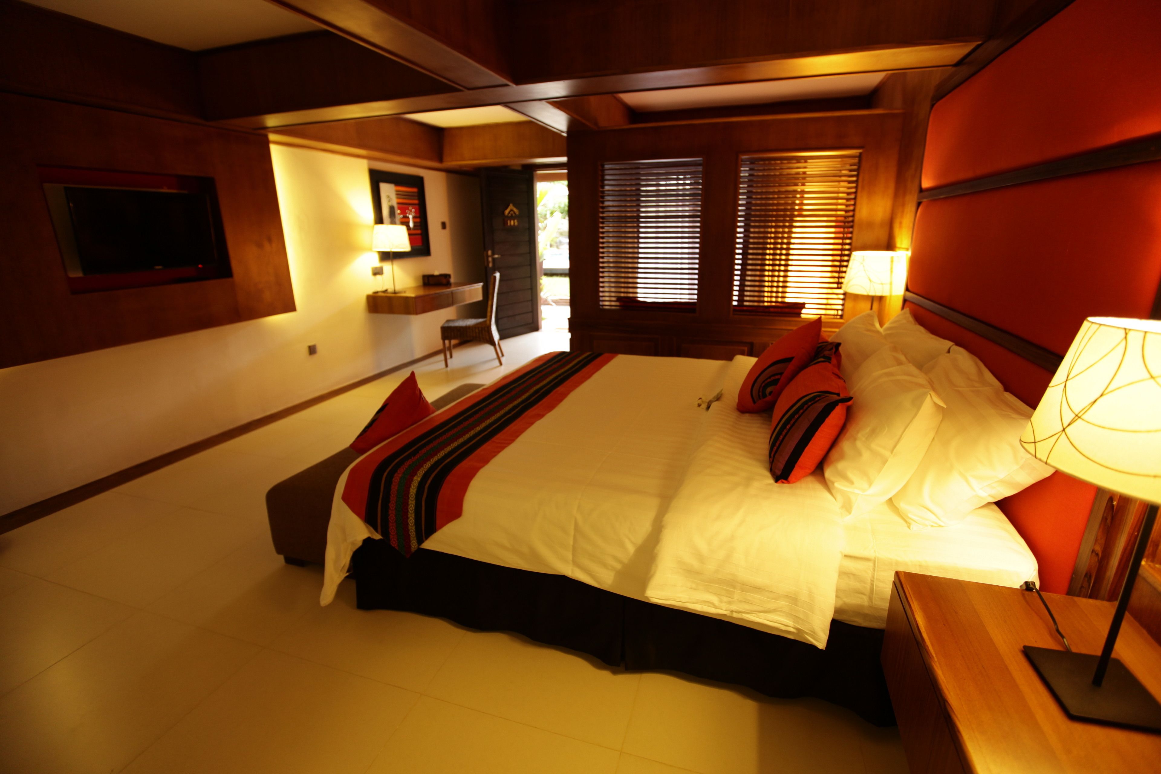 deluxe room | minibar, in-room safe, desk, blackout curtains