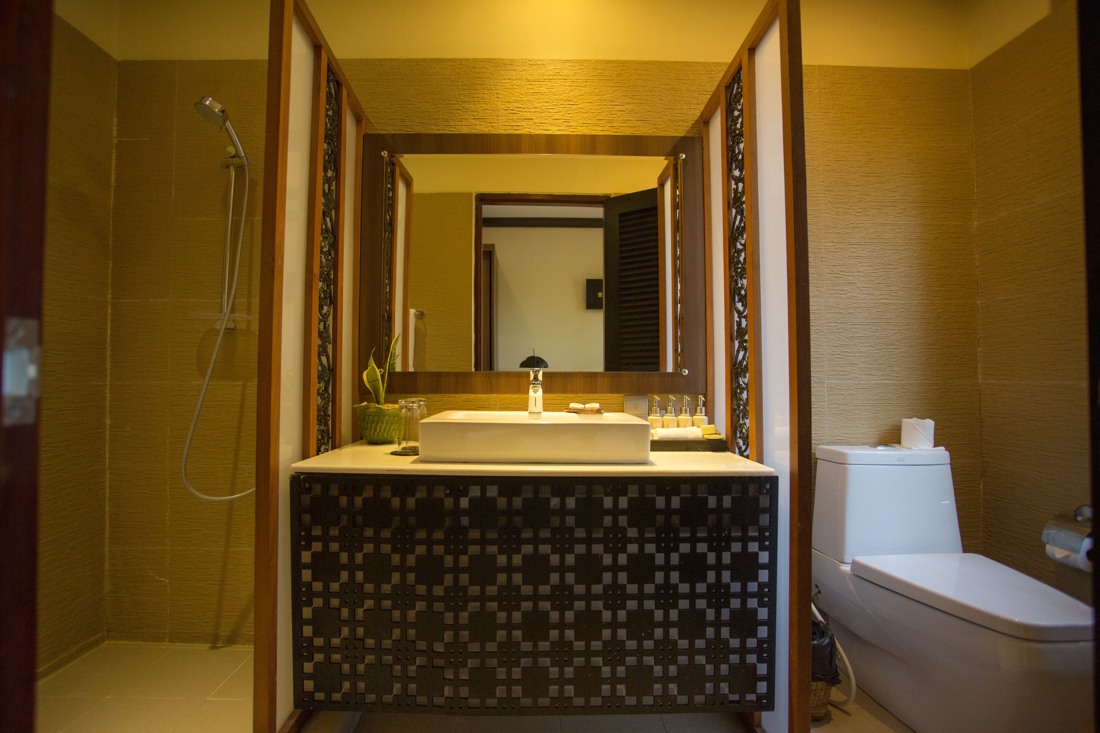 shower, rainfall showerhead, free toiletries, hair dryer