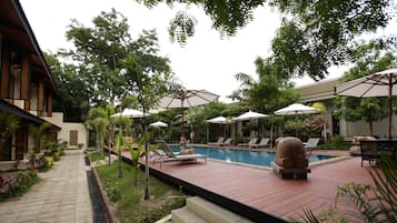 Piscine extérieure, parasols de plage, chaises longues
