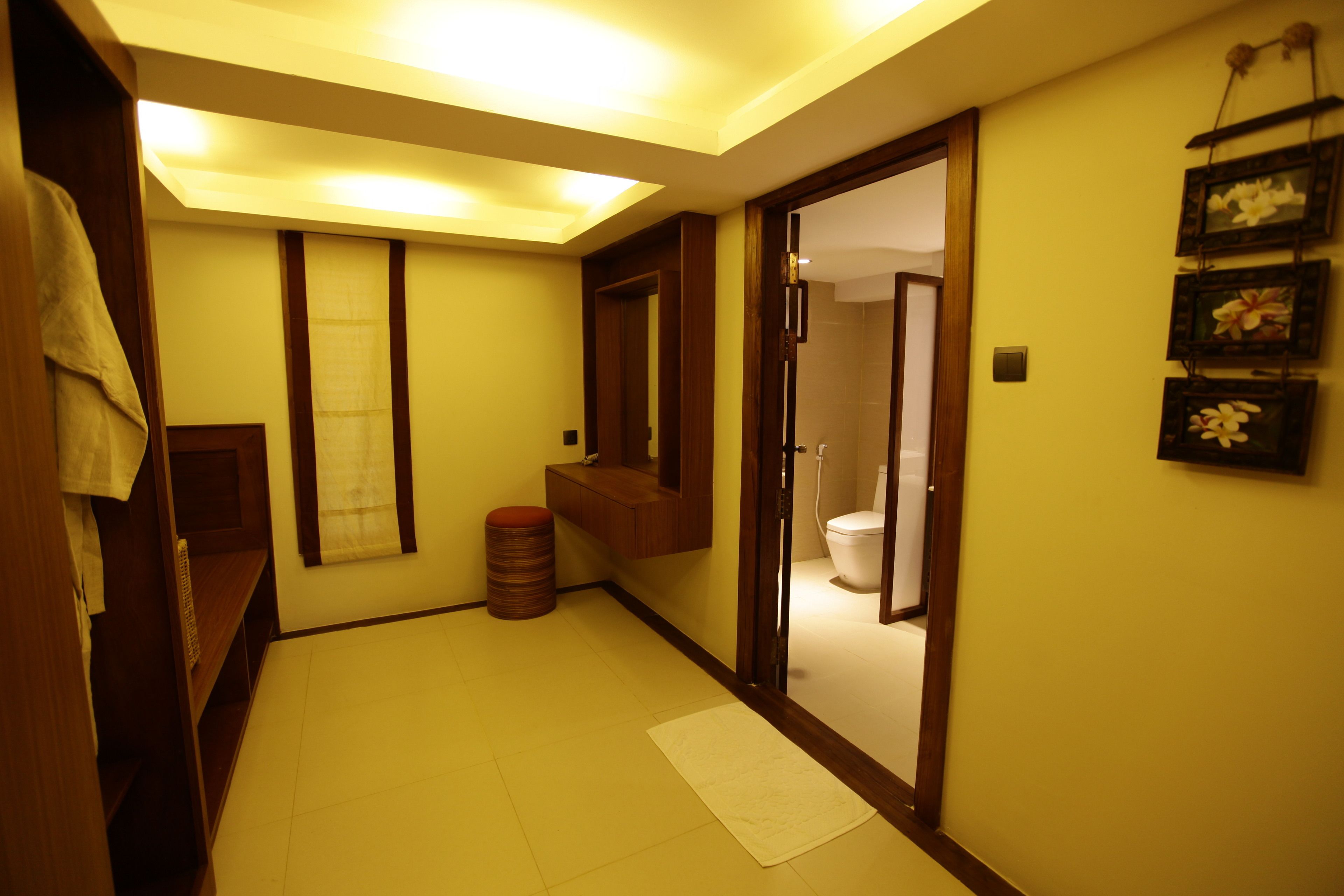 deluxe room | minibar, in-room safe, desk, blackout curtains