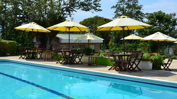 Hồ bơi ngoài trời