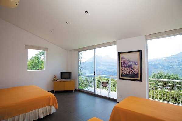 Familiekamer | Een minibar, een kluis op de kamer, gratis wifi