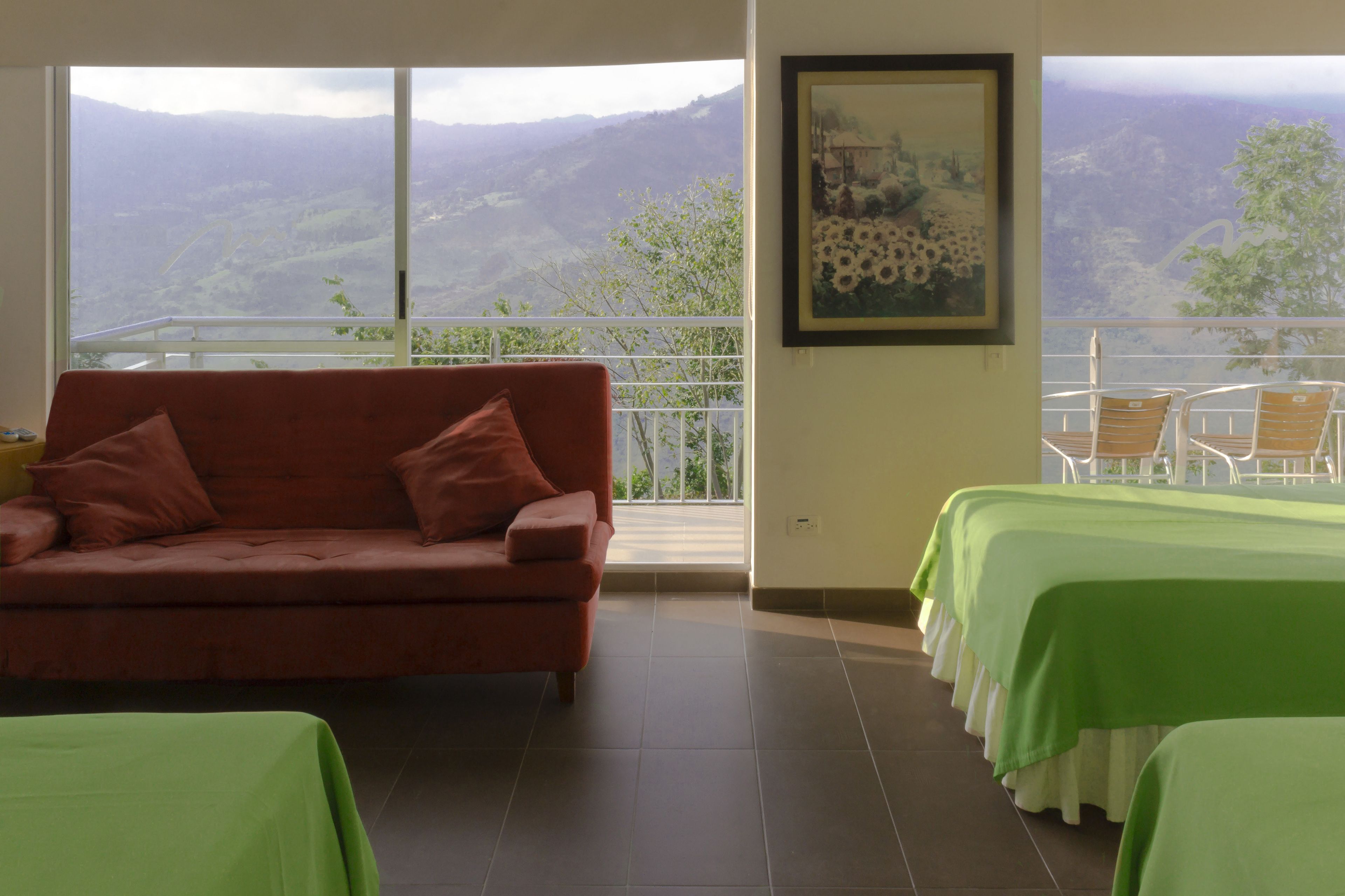 family room | minibar, in-room safe, free wifi