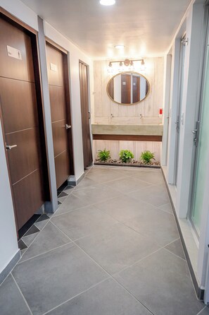 Ducha, artículos de tocador gratuitos, secador de pelo, toallas