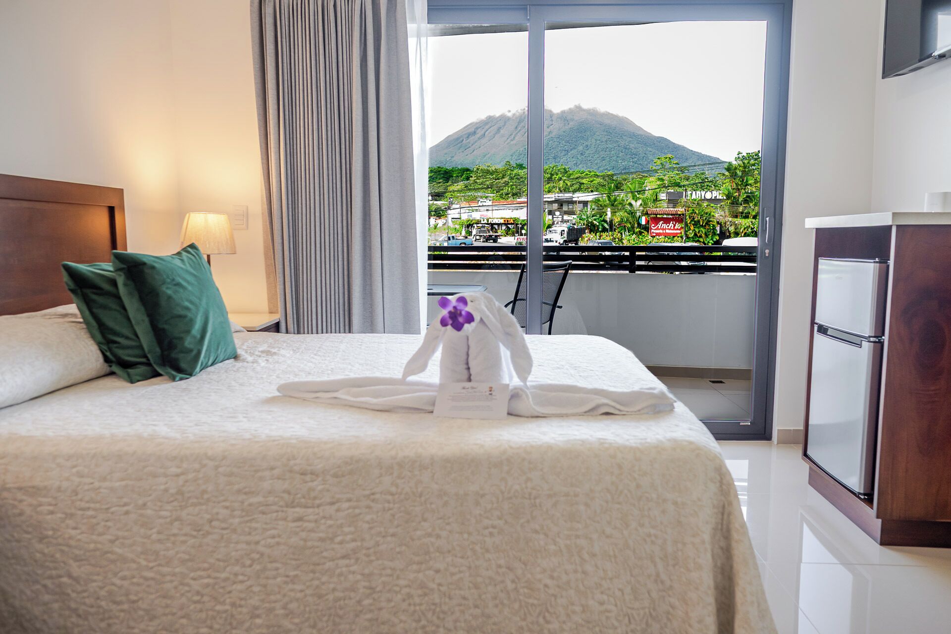 Suite Superior, pemandangan bukit | Selimut bulu angsa, tempat tidur Select Comfort, minibar, dan brankas