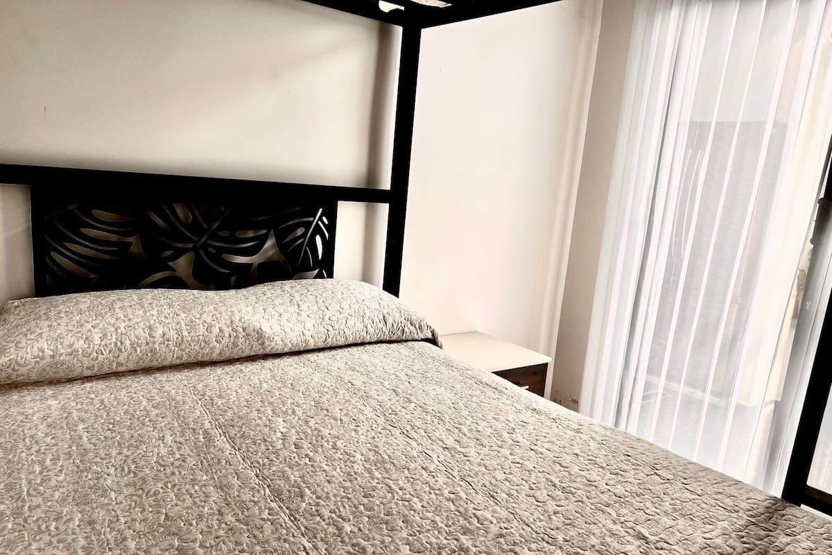 Economy Room | Down comforters, minibar, in-room safe, blackout drapes