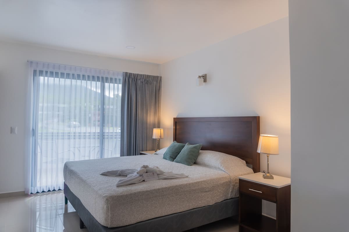 Chambre Premium, vue montagne | Couette en duvet d'oie, matelas Select Comfort, minibar