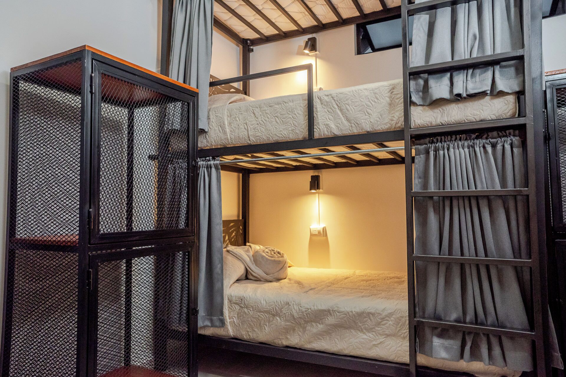 Dormitorio compartido económico | Edredón, minibar y caja de seguridad en la habitación 