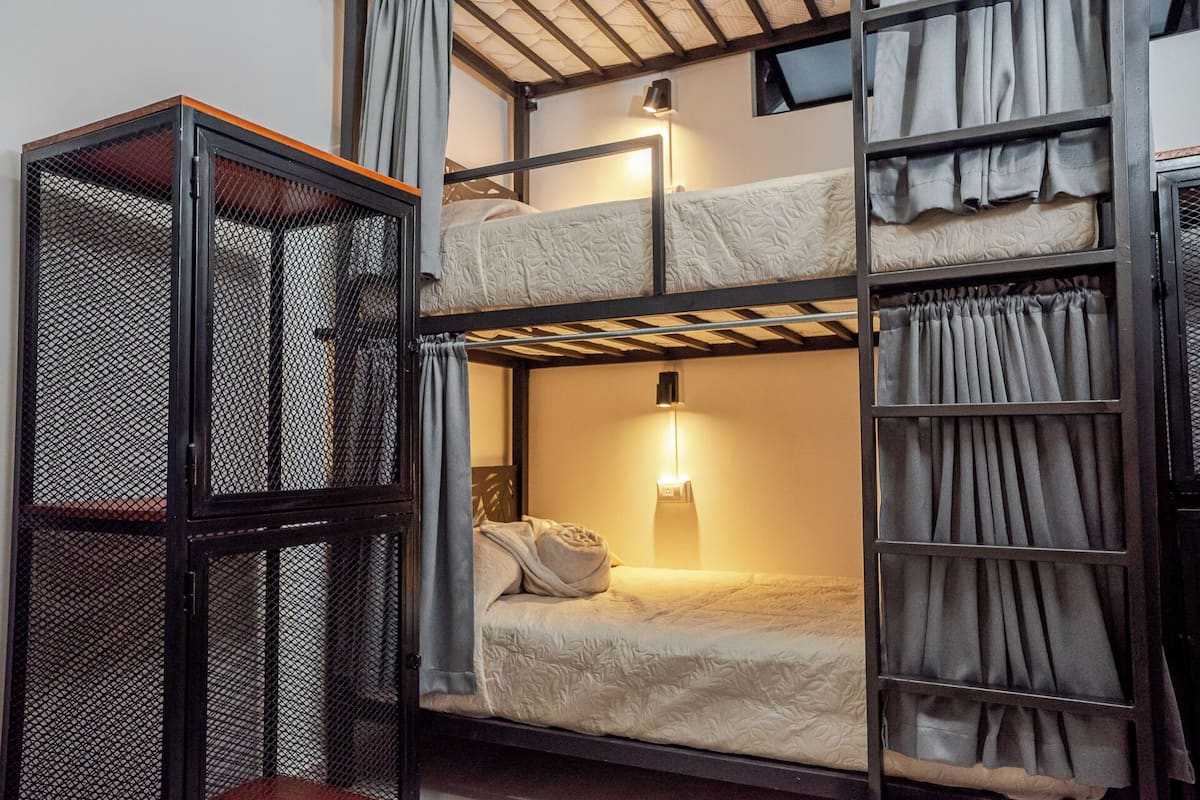 Dormitorio compartido económico | Edredón, minibar y caja de seguridad en la habitación