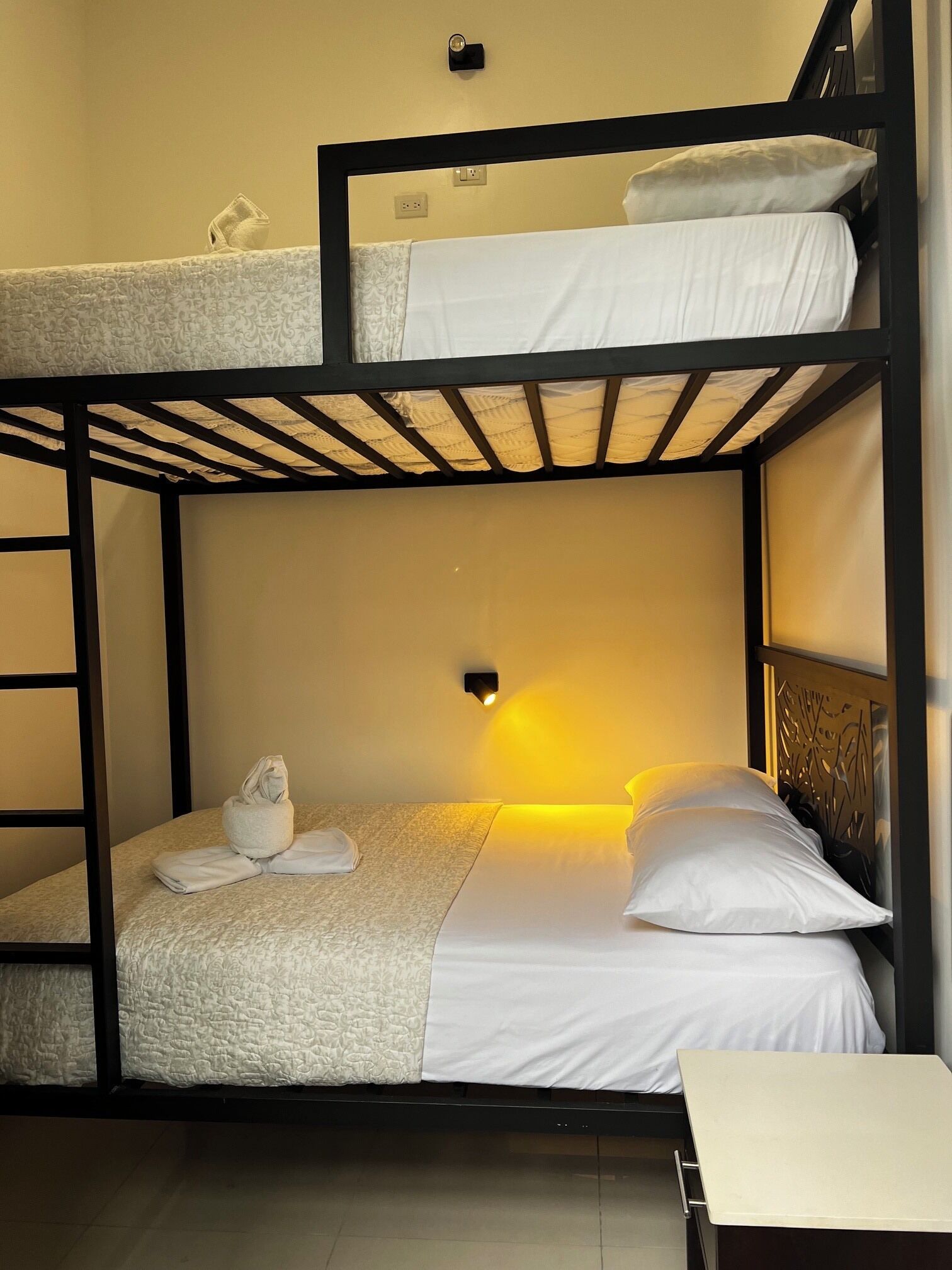 Economy-rum | Duntäcken, Select Comfort-madrasser och minibar