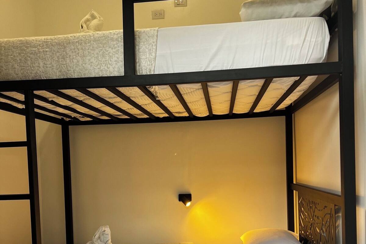 Chambre économique | Couette en duvet, lit avec matelas Select Comfort, minibar, coffre-fort