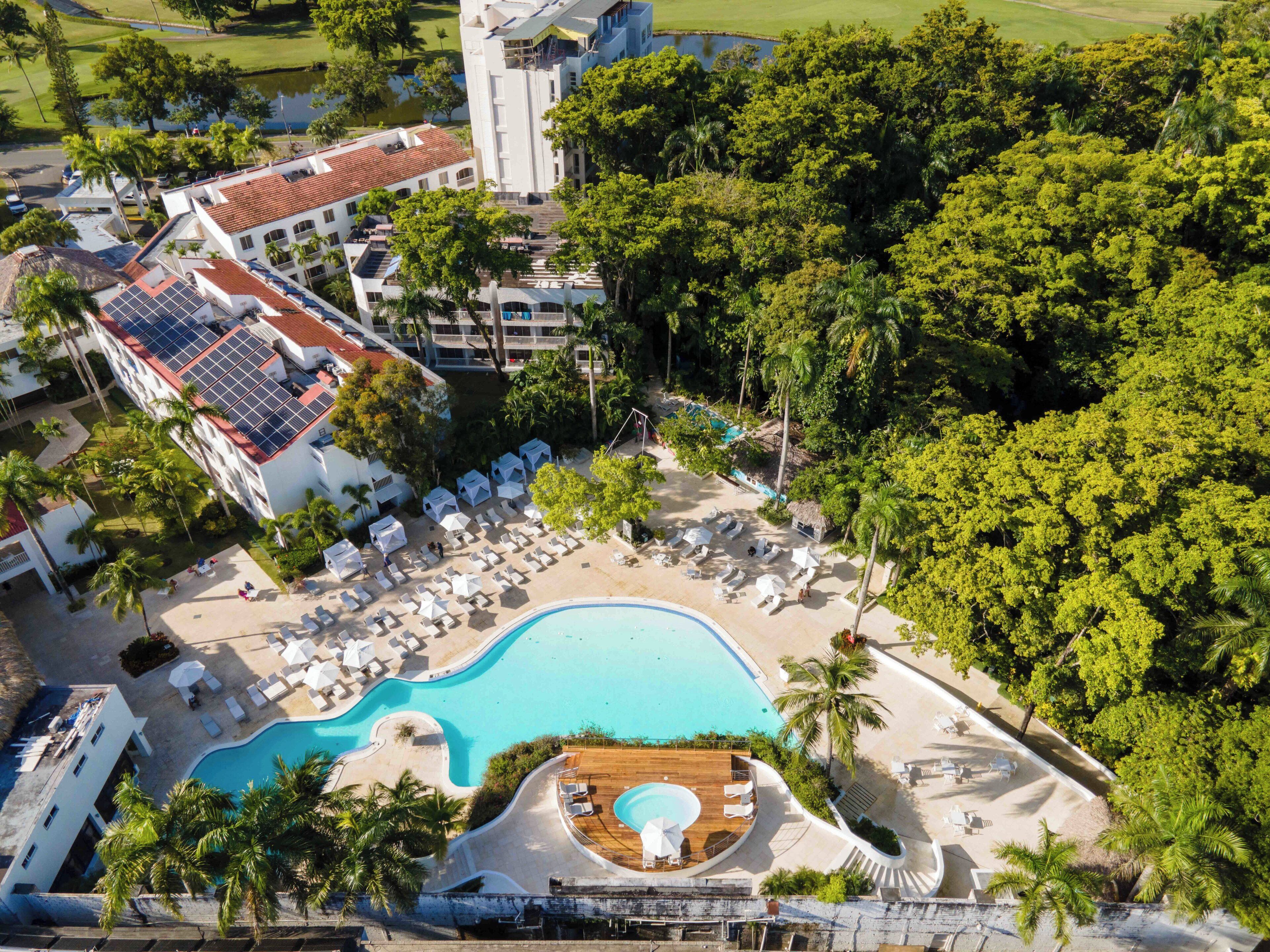 Alberca al aire libre y camas balinesas gratuitas 