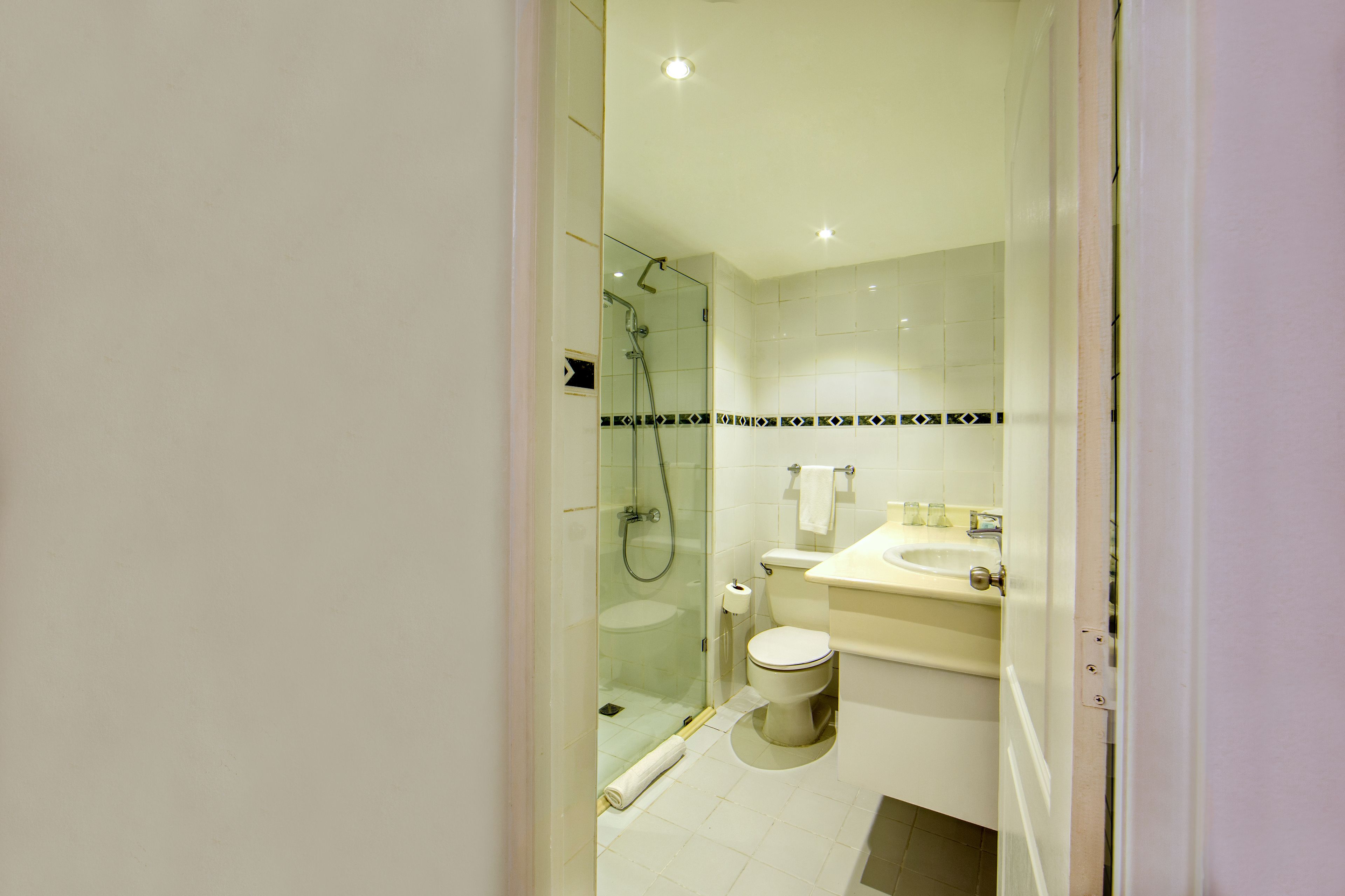 Un bagno moderno con doccia vetrata, toilette e lavandino.