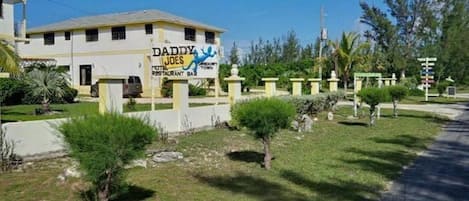 Un edificio con un letrero que dice "DADDY'S MOTEL RESTAURANT".