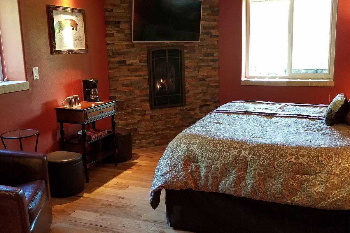 Chambre, 1 très grand lit, salle de bains privée (Red Fox)