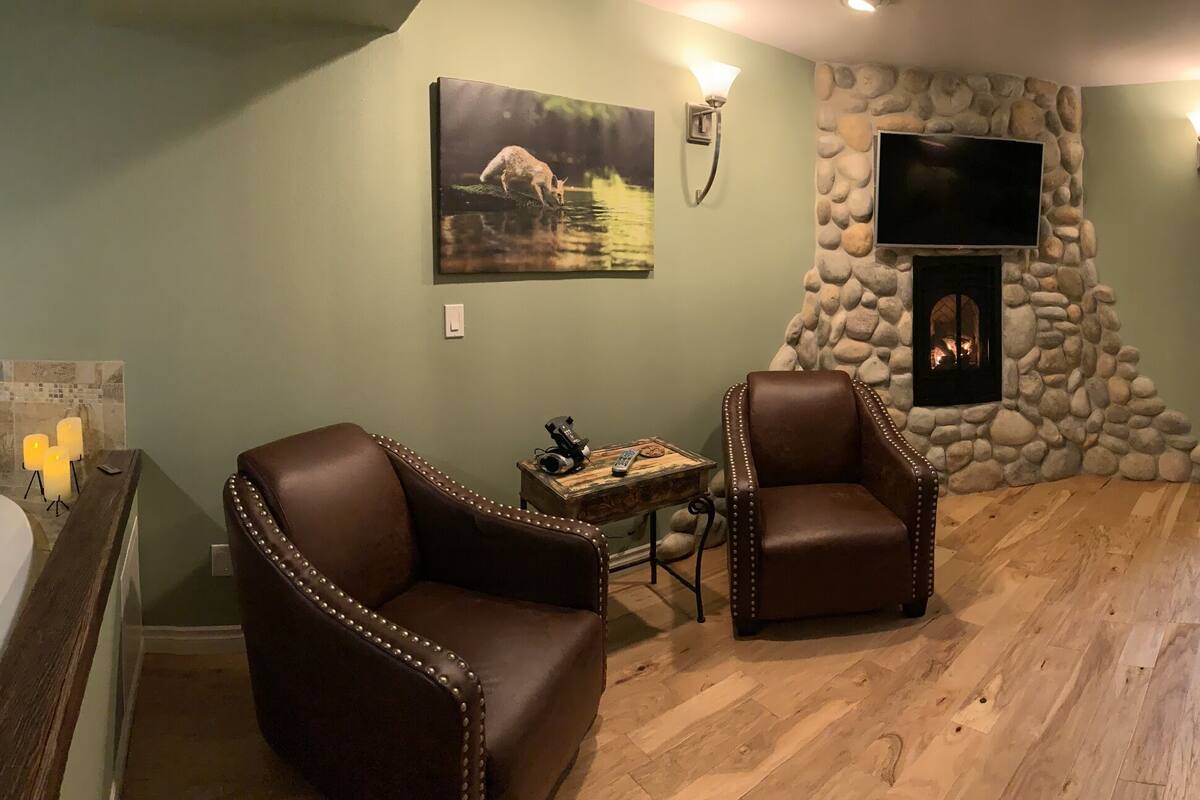 Chambre, 1 très grand lit, salle de bains privée (Fox Grotto)