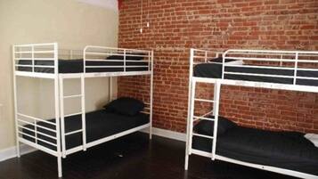 Habitación (4 bed mixed dorm) | Wifi gratis y ropa de cama