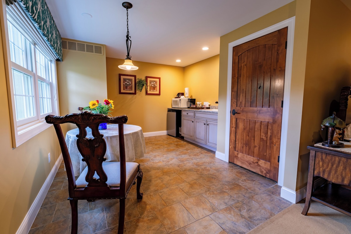 Victoria Suite | Private kitchen | Coffee/tea maker, fridge, microwave