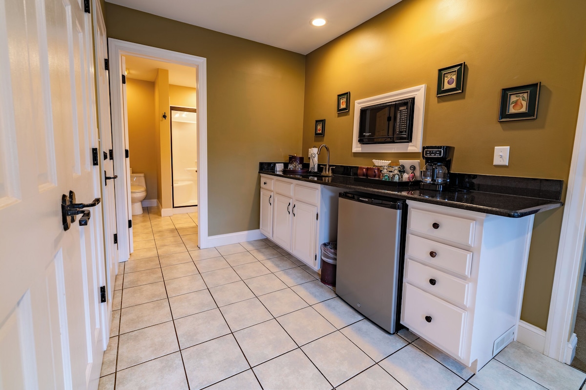 Mississippi Suite | Private kitchen | Coffee/tea maker, fridge, microwave