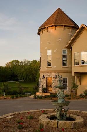 Exterior detail - Goldmoor Inn (Galena)