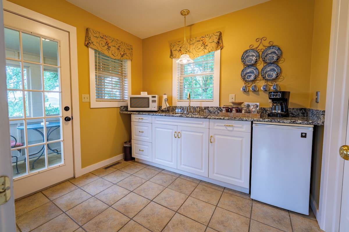 Coffee/tea maker, fridge, microwave