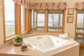 Suite, salle de bains privée (Mississippi) | Baignoire à jets