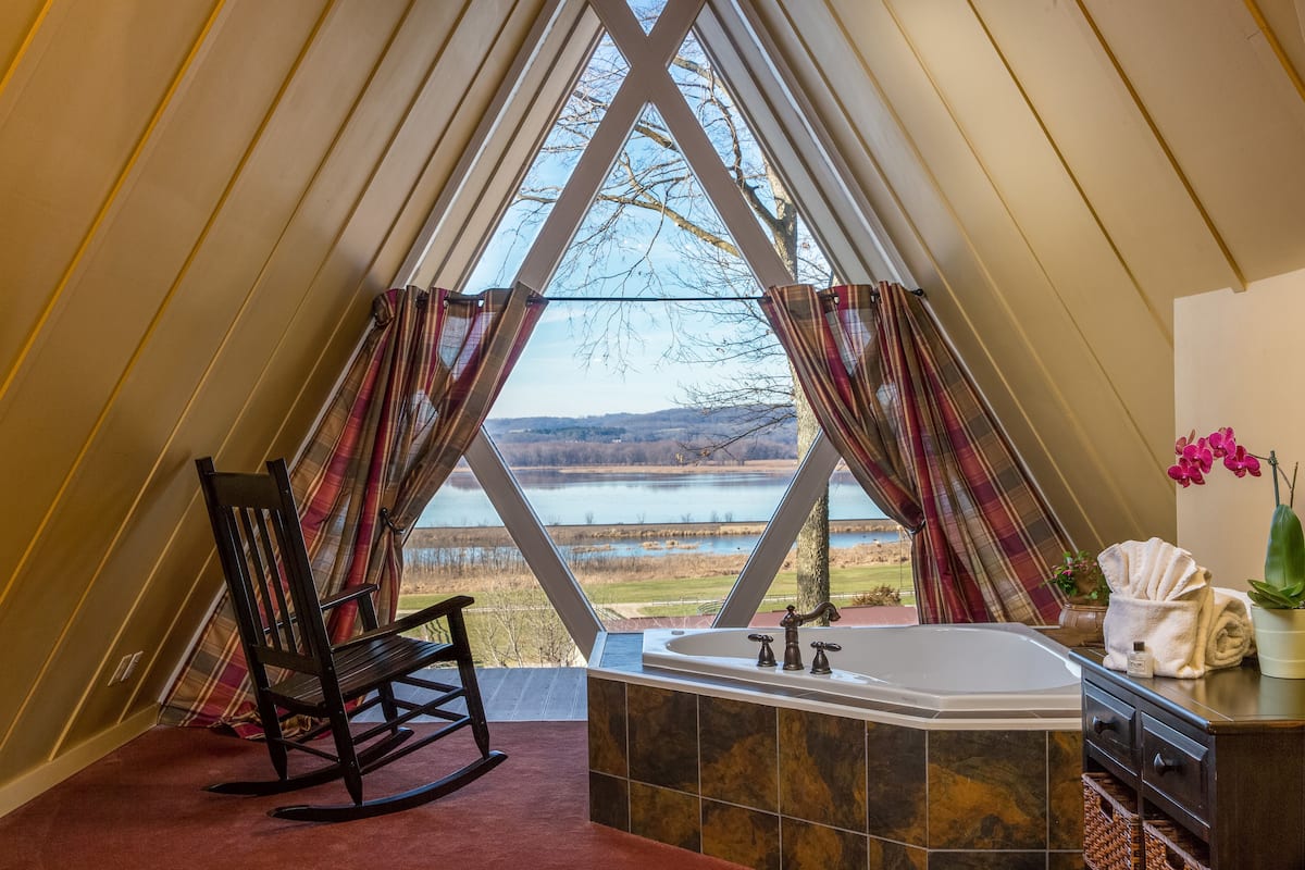 Deep-soaking bathtub